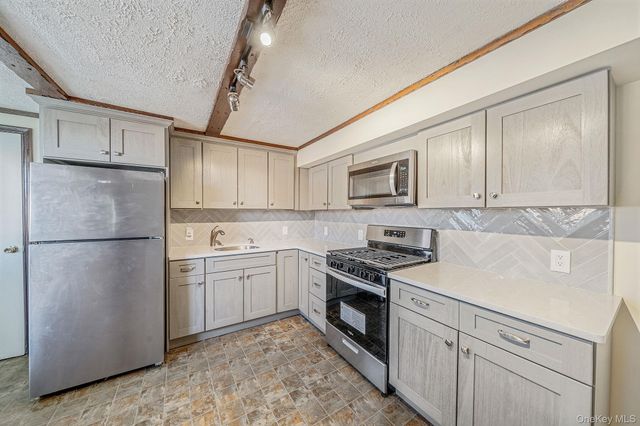 27 Trader Lane, Brentwood, NY 11717