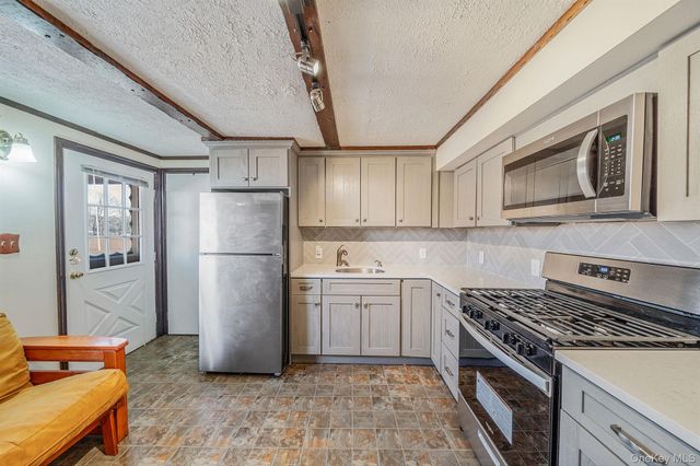 27 Trader Lane, Brentwood, NY 11717