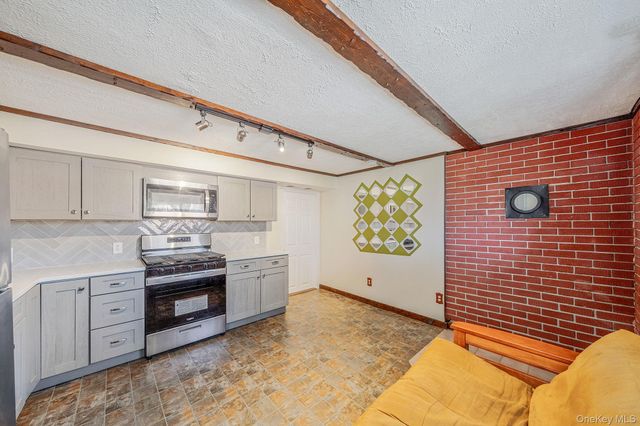 27 Trader Lane, Brentwood, NY 11717