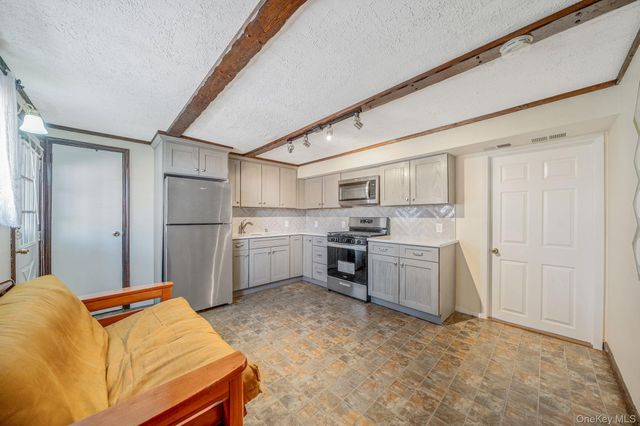 27 Trader Lane, Brentwood, NY 11717