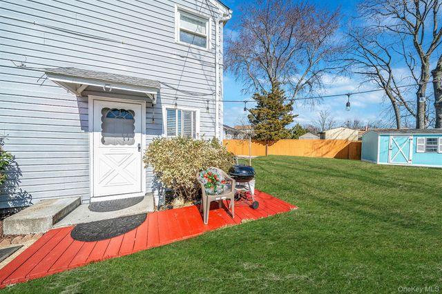 27 Trader Lane, Brentwood, NY 11717