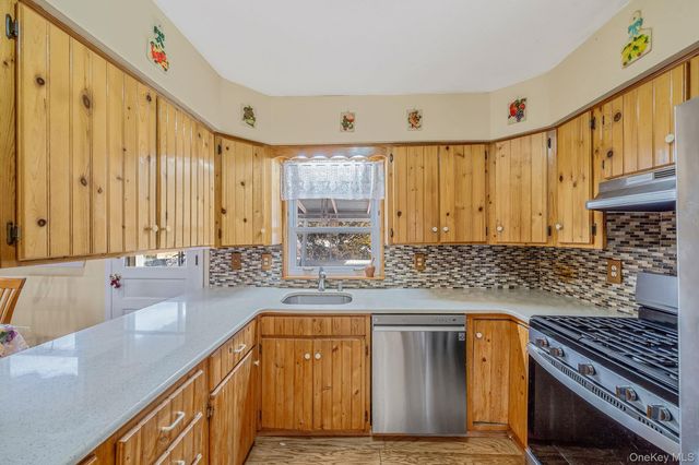 27 Trader Lane, Brentwood, NY 11717