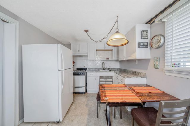 27 Trader Lane, Brentwood, NY 11717