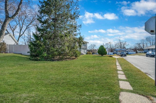 27 Trader Lane, Brentwood, NY 11717