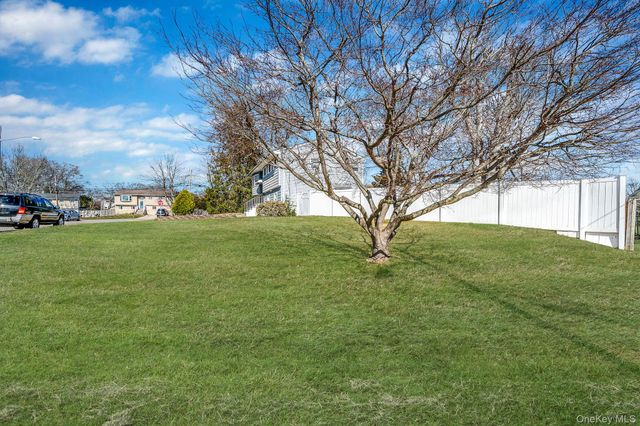 27 Trader Lane, Brentwood, NY 11717