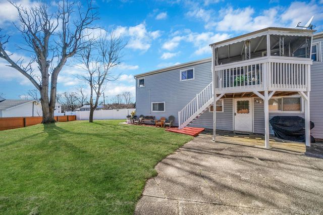 27 Trader Lane, Brentwood, NY 11717