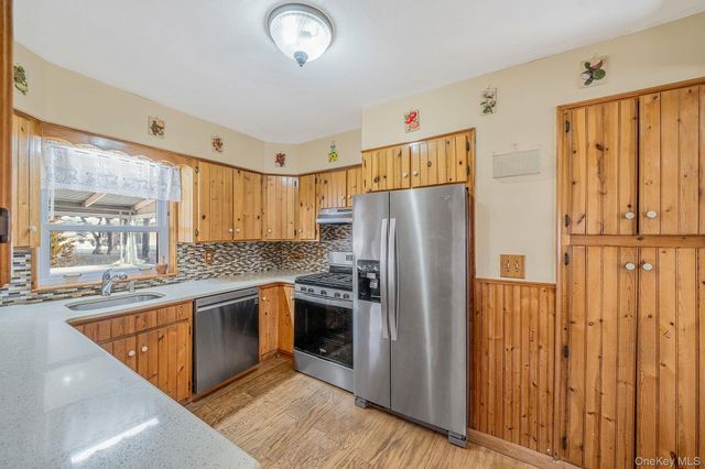 27 Trader Lane, Brentwood, NY 11717