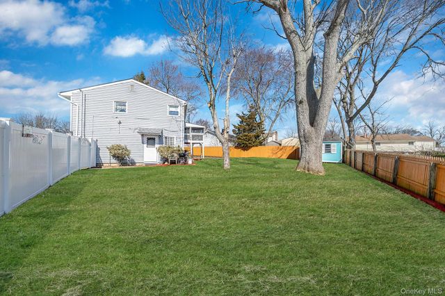 27 Trader Lane, Brentwood, NY 11717