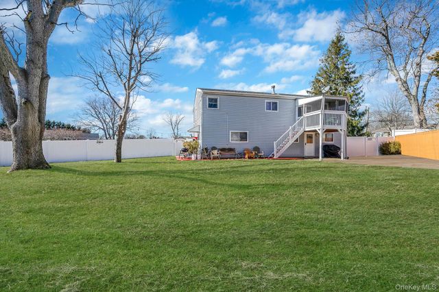 27 Trader Lane, Brentwood, NY 11717