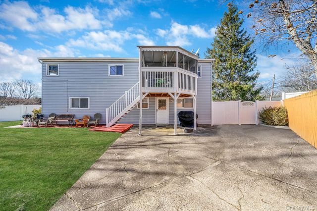 27 Trader Lane, Brentwood, NY 11717