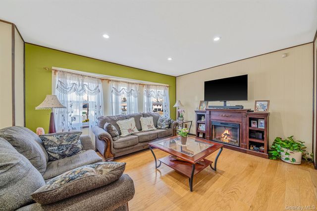 27 Trader Lane, Brentwood, NY 11717