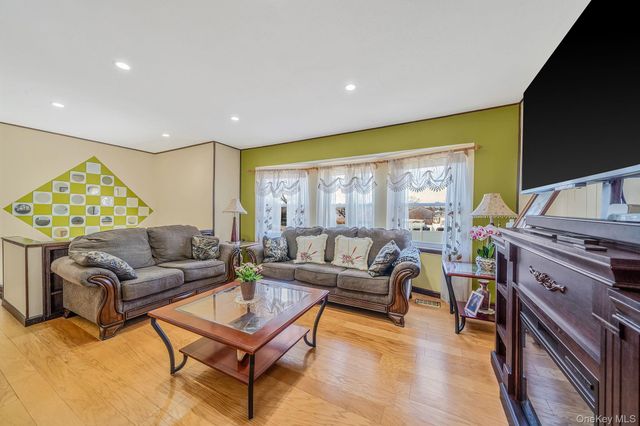 27 Trader Lane, Brentwood, NY 11717