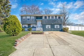 27 Trader Lane, Brentwood, NY 11717