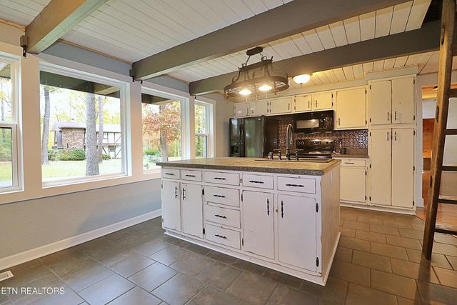 253 Hilltop Drive, Oneida, TN 37841