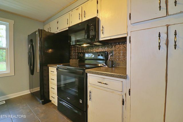 253 Hilltop Drive, Oneida, TN 37841