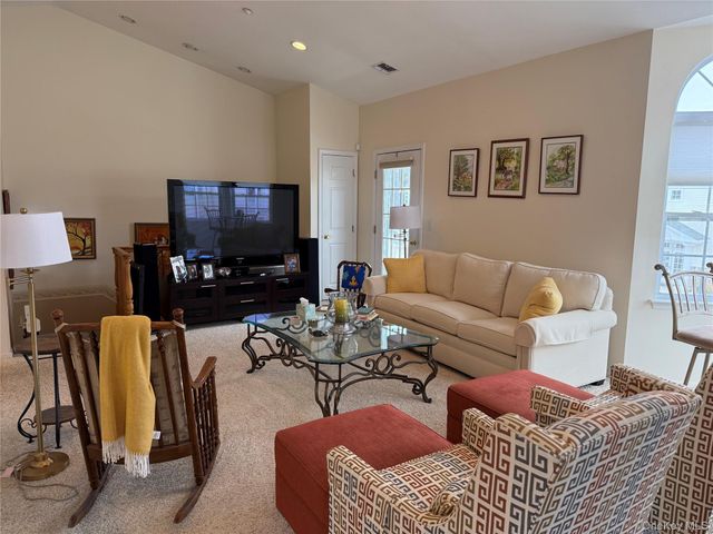 712 Narragansett Villas Drive 712, Lindenhurst, NY 11757