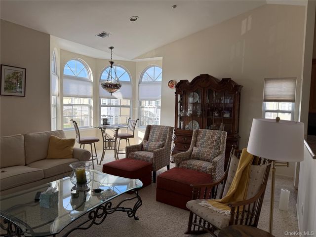 712 Narragansett Villas Drive 712, Lindenhurst, NY 11757