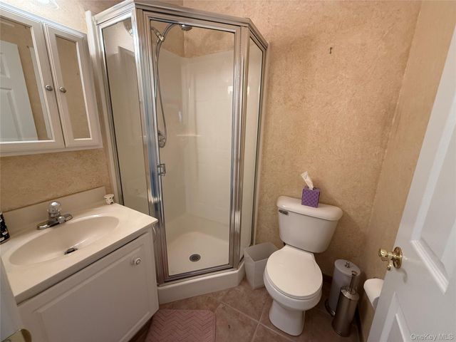 712 Narragansett Villas Drive 712, Lindenhurst, NY 11757