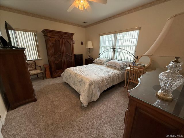 712 Narragansett Villas Drive 712, Lindenhurst, NY 11757