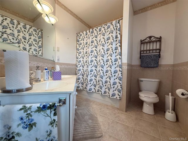 712 Narragansett Villas Drive 712, Lindenhurst, NY 11757