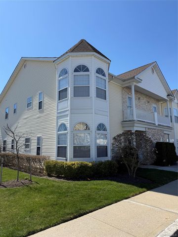 712 Narragansett Villas Drive 712, Lindenhurst, NY 11757