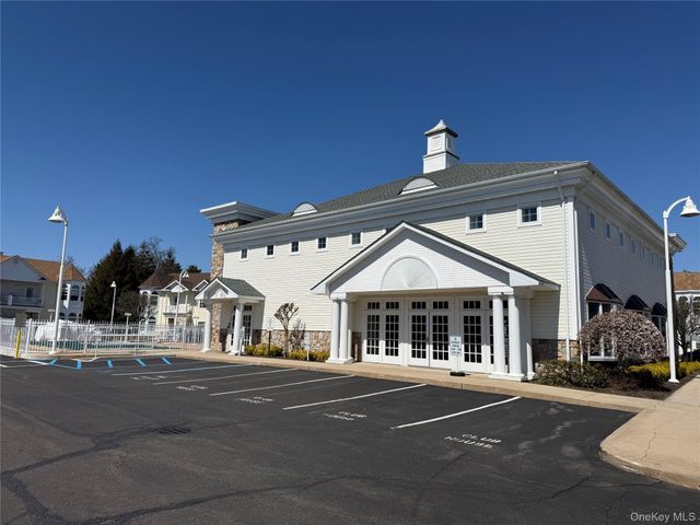 712 Narragansett Villas Drive 712, Lindenhurst, NY 11757