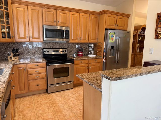 712 Narragansett Villas Drive 712, Lindenhurst, NY 11757