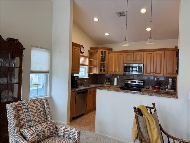 712 Narragansett Villas Drive 712, Lindenhurst, NY 11757