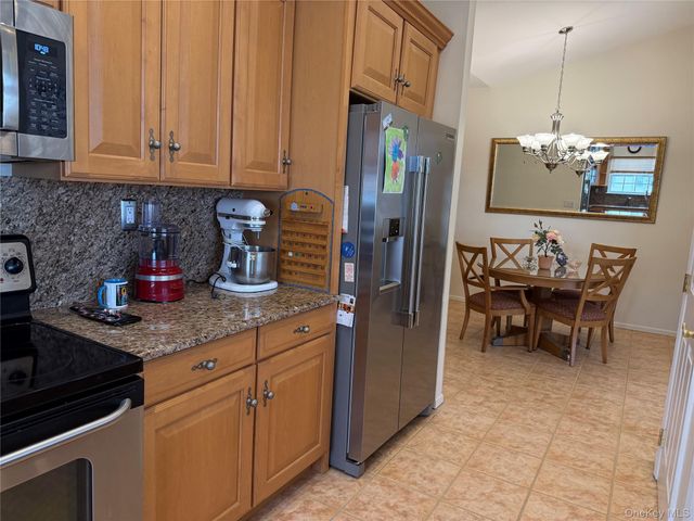 712 Narragansett Villas Drive 712, Lindenhurst, NY 11757