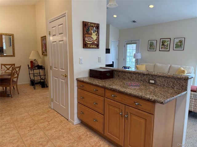 712 Narragansett Villas Drive 712, Lindenhurst, NY 11757