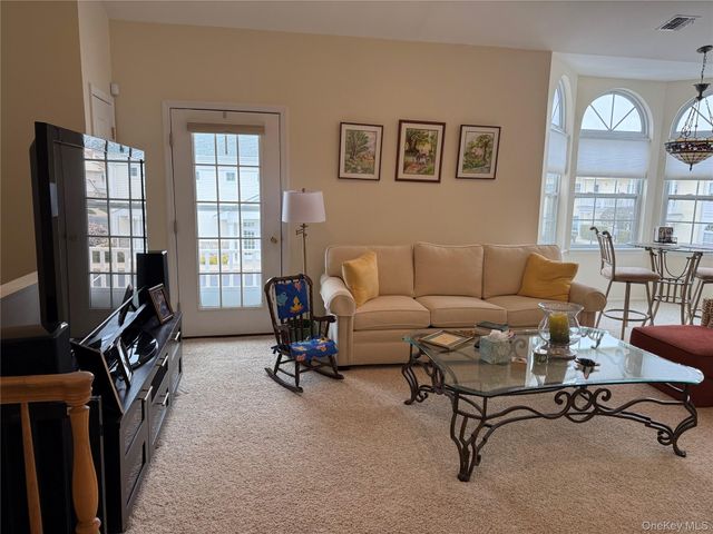 712 Narragansett Villas Drive 712, Lindenhurst, NY 11757