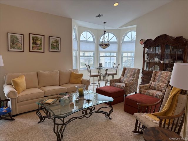 712 Narragansett Villas Drive 712, Lindenhurst, NY 11757