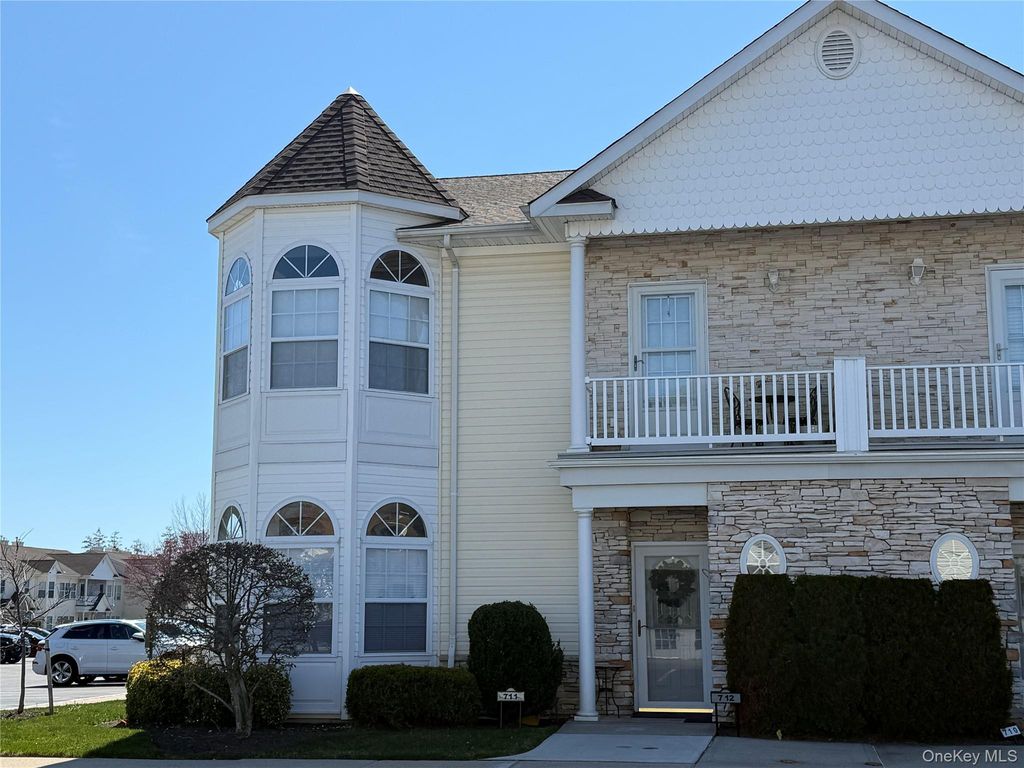 712 Narragansett Villas Drive 712, Lindenhurst, NY 11757