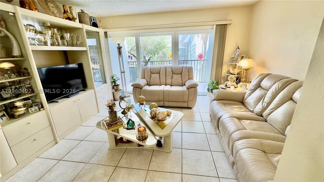 30 NW 87th Ave C219, Miami, FL 33172