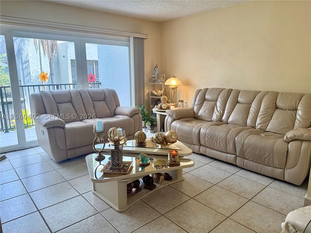 30 NW 87th Ave C219, Miami, FL 33172
