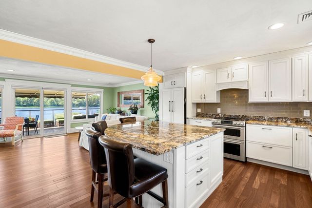 425 Main St, Amesbury, MA 01913