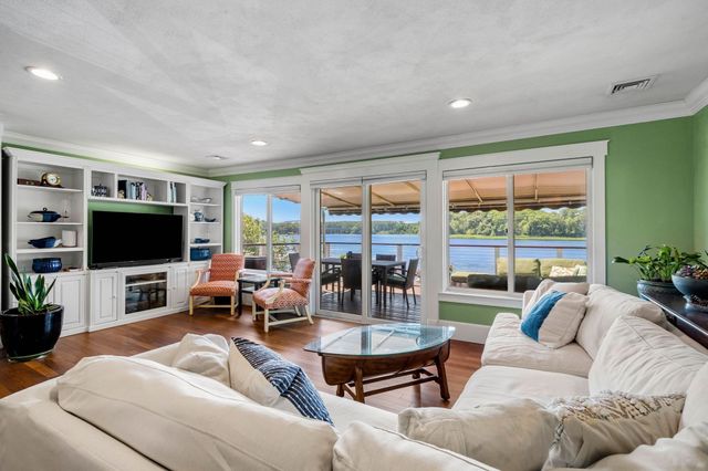 425 Main St, Amesbury, MA 01913