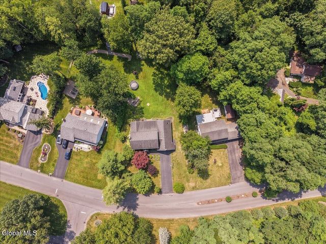 3 Cindy Lane, Halfmoon, NY 12065