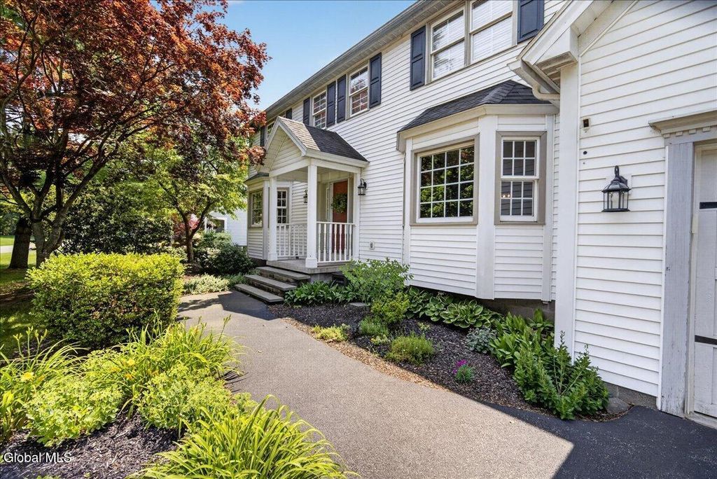 3 Cindy Lane, Halfmoon, NY 12065
