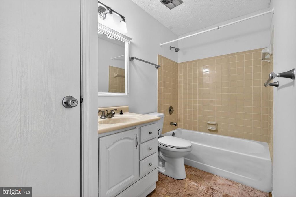 Image 16 of property listing at 11430 LITTLE PATUXENT PKWY #801, Columbia, MD 21044