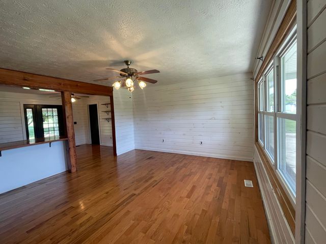 35 Barker Spur Road, Lily, KY 40740