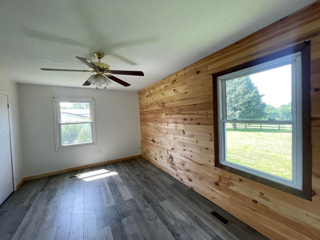 35 Barker Spur Road, Lily, KY 40740