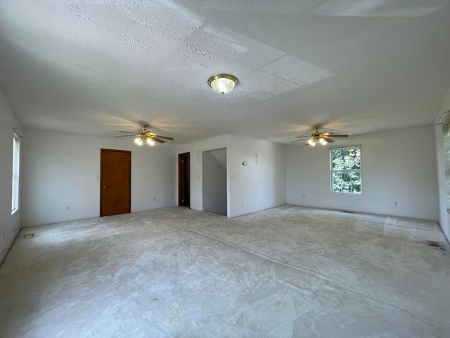 35 Barker Spur Road, Lily, KY 40740