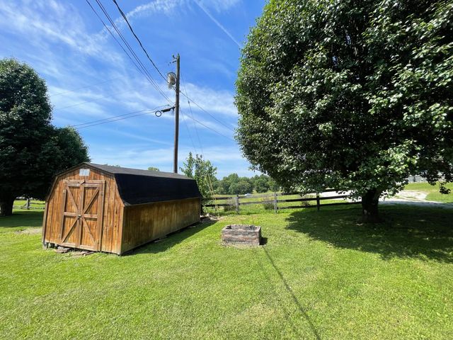35 Barker Spur Road, Lily, KY 40740