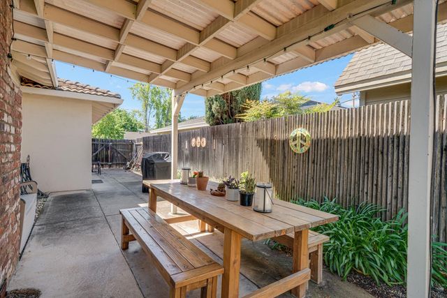 6209 Saint James Dr, Carmichael, CA 95608