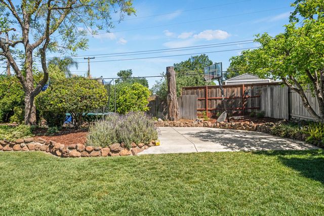 6209 Saint James Dr, Carmichael, CA 95608