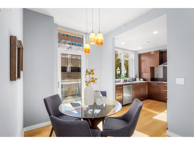 1920 S RIVER Dr 202, Portland, OR 97201