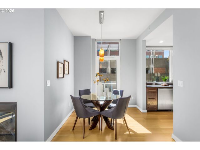 1920 S RIVER Dr 202, Portland, OR 97201