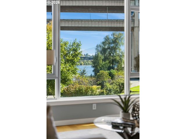 1920 S RIVER Dr 202, Portland, OR 97201
