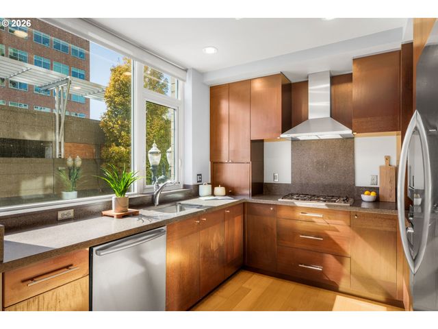 1920 S RIVER Dr 202, Portland, OR 97201